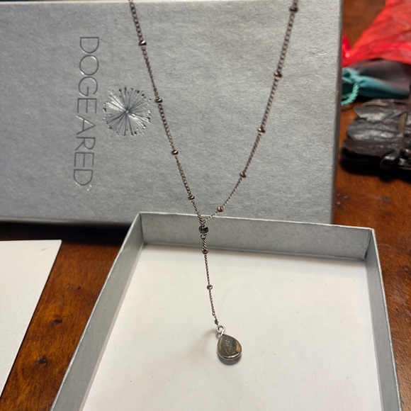 Dogeared teardrop shape 20” chain necklace with 2” lariat and small gem - Picture 2 of 7